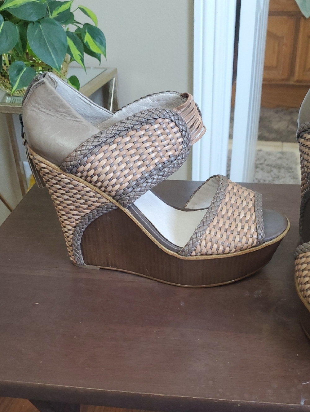 House of Harlow 1960 Woven Tan & Brown Open-Toe Heels - Picture 3 of 6